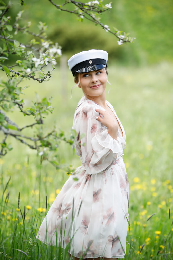 valmistujaiskuvaus, henkilökuvaus, muotokuvaus miljöössä, Mamma J, muotokuvaus paimio, studiokuvaus